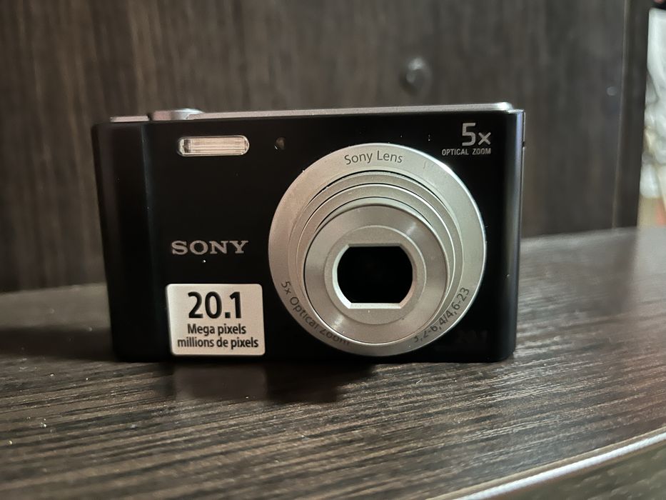 Фотоапарат SONY DSC-W800 є зарядка і картка память