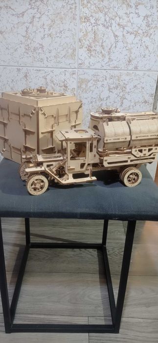 Збірна машина з сейфом.