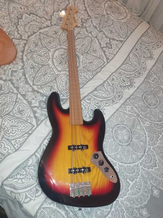 Harley Benton JB-40FL 3-Tone Sunburst(Gitara Basowa bezprogrowa)