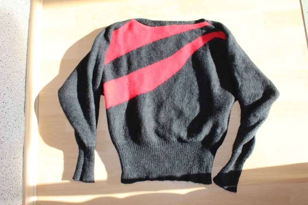 czarno-czerwony sweter moherowy