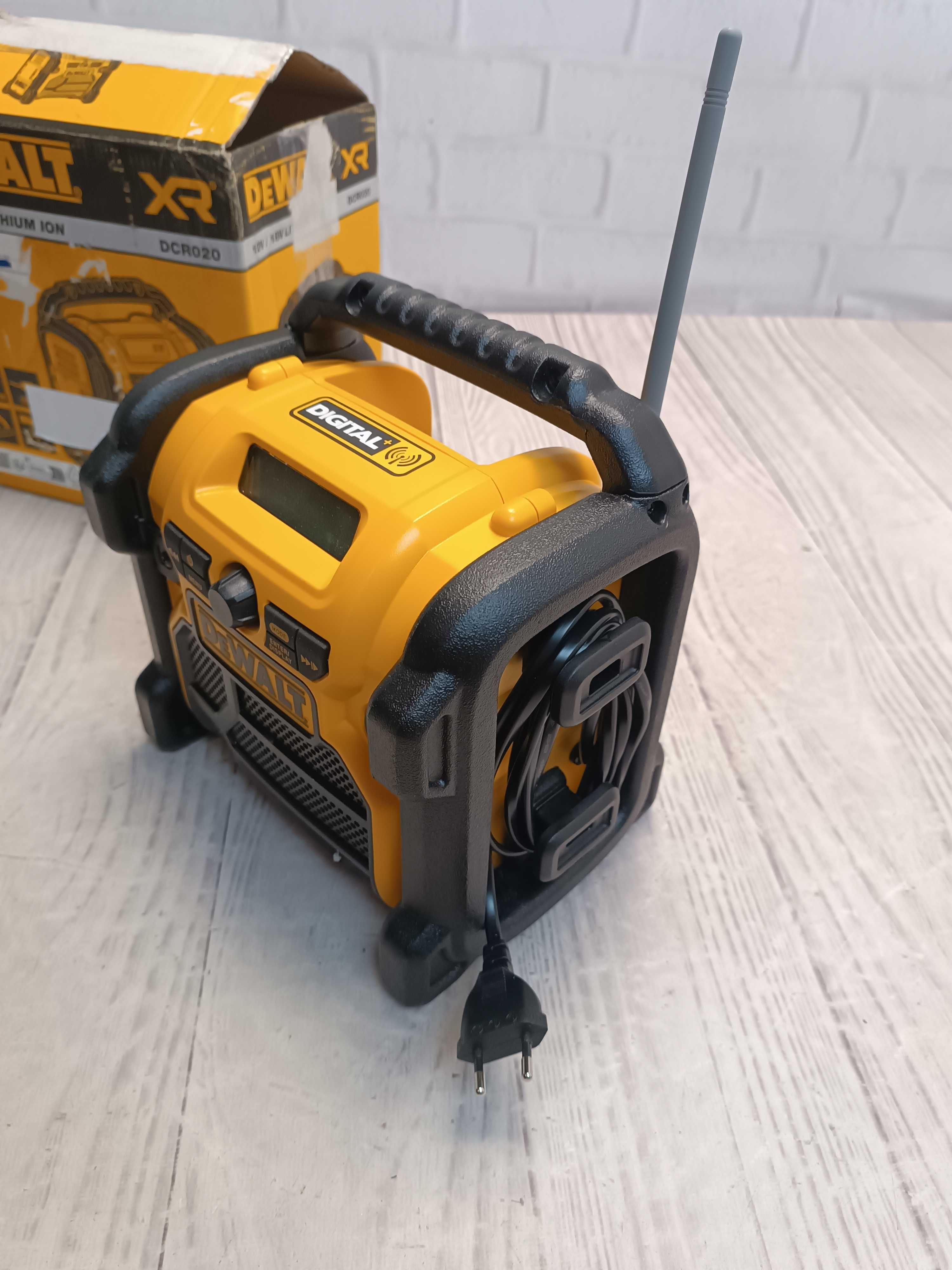 Зарядний пристрій радіоприймач DeWALT DAB+/FM XR Li-Ion DCR020