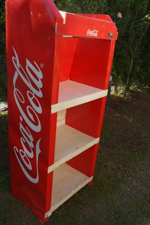 Regały styropianowe Coca-cola.