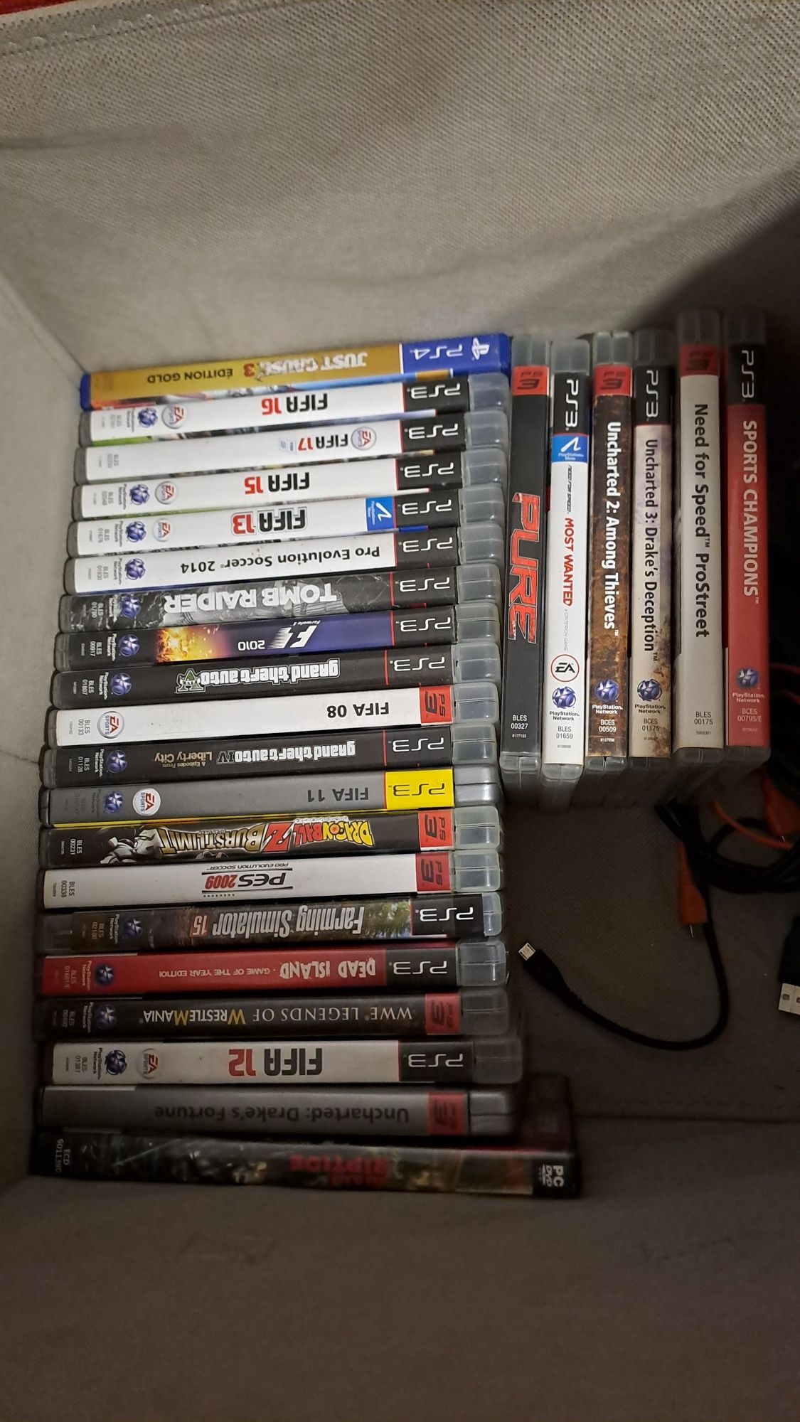 Ps3 com jogos e comandos