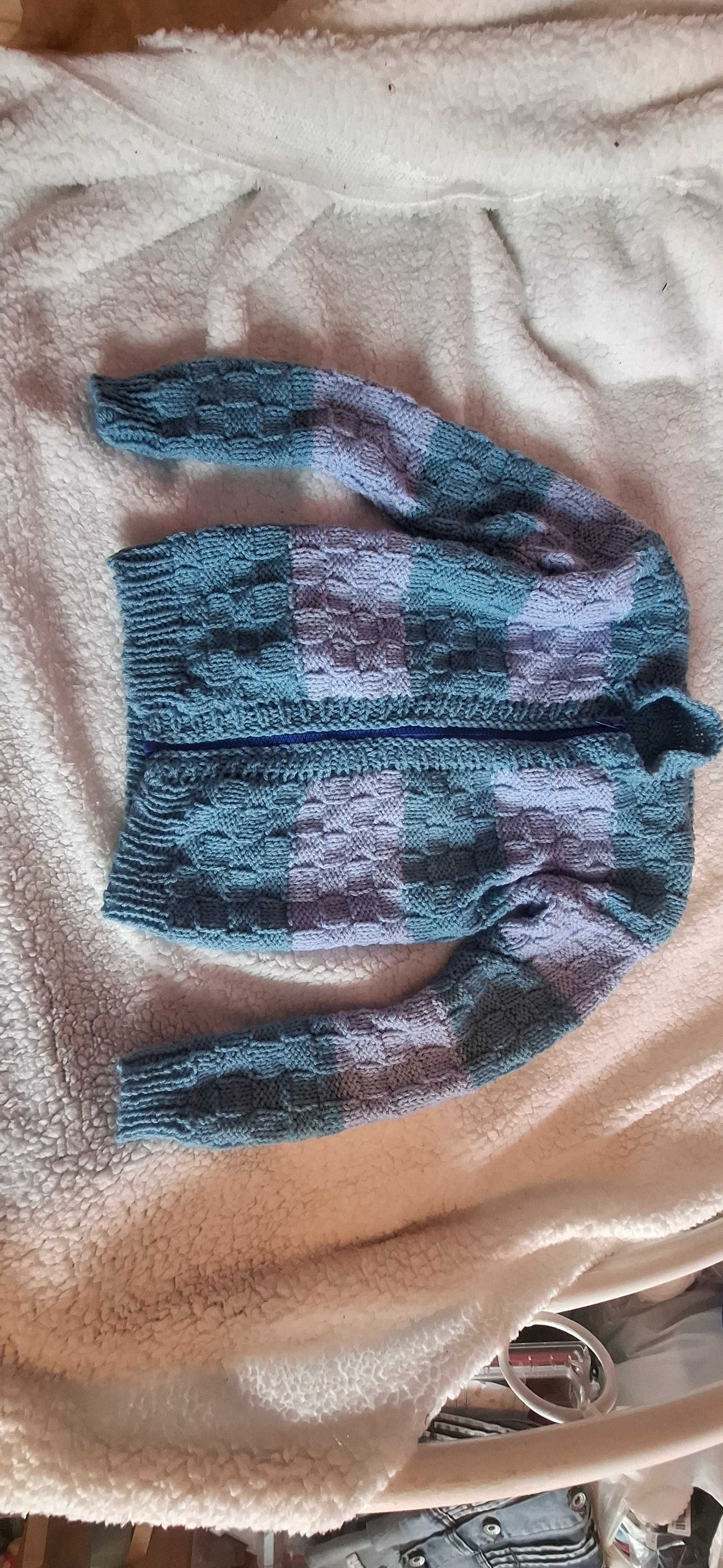 sweter robiony na drutach