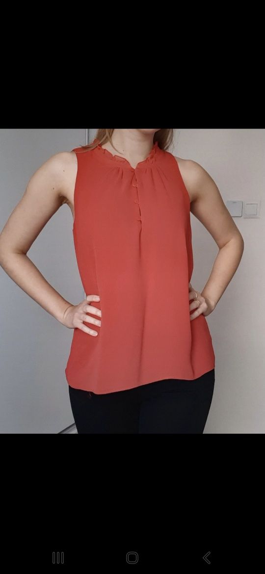 Elegancka czerwona bluzka bez rękawów pod żakiet marynarkę