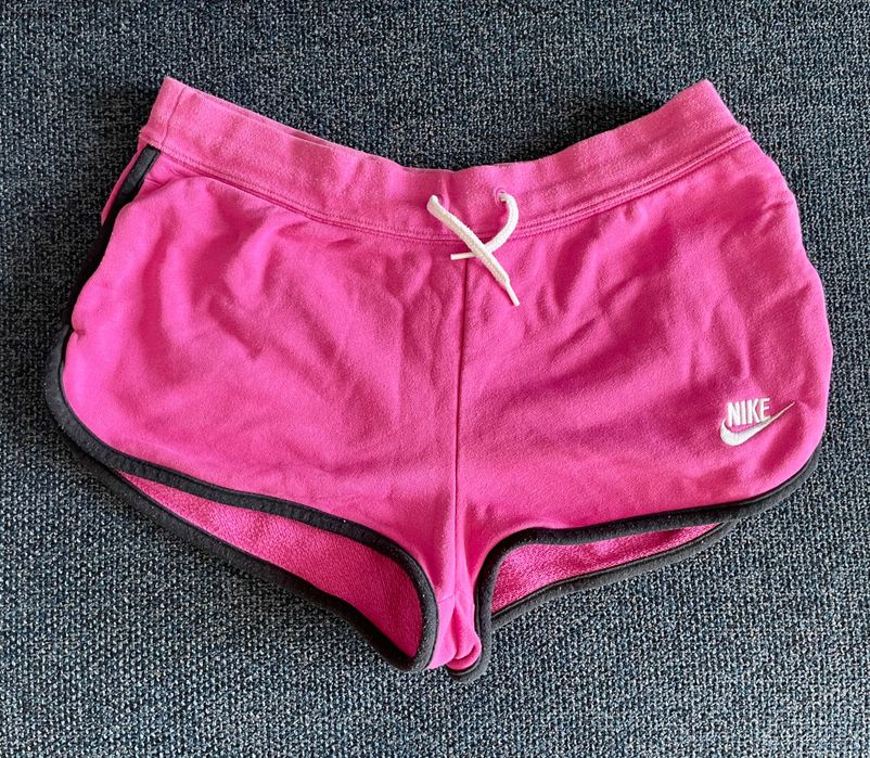 Różowe szorty Nike czarna lamówka retro style