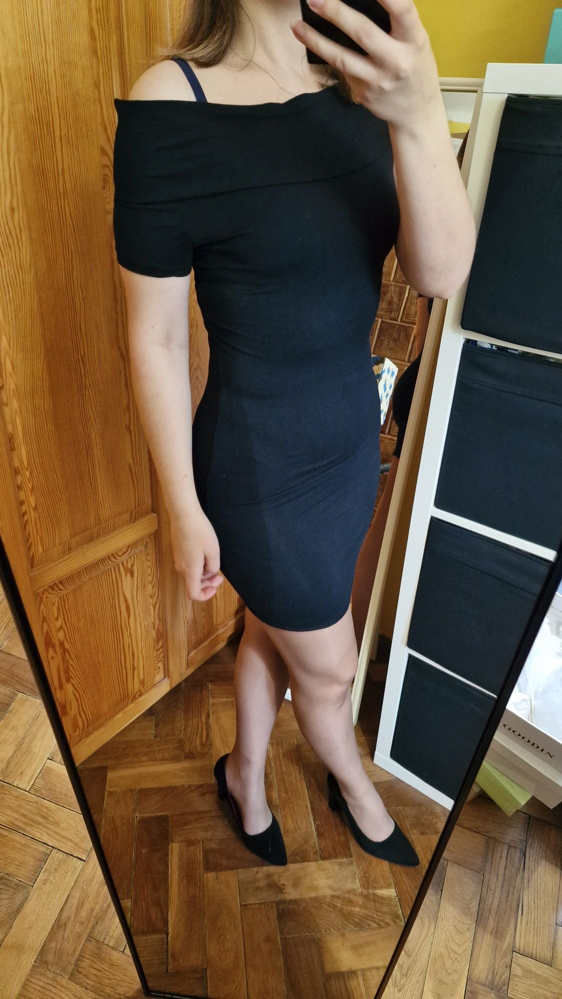 Sukienka mini krótka obcisła seksowna odkryte ramiona mała czarna