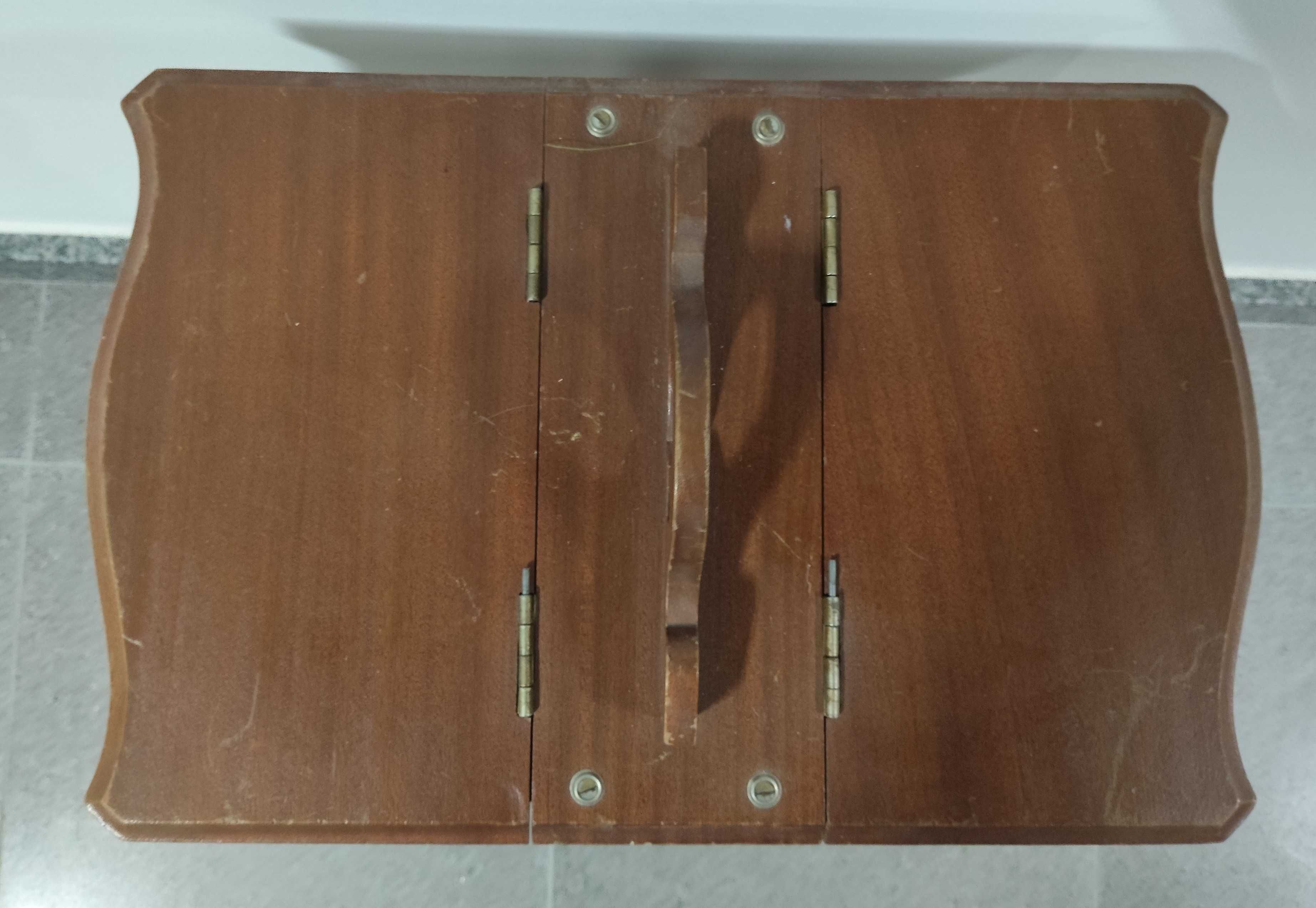 Pequena mesa caixa de costura