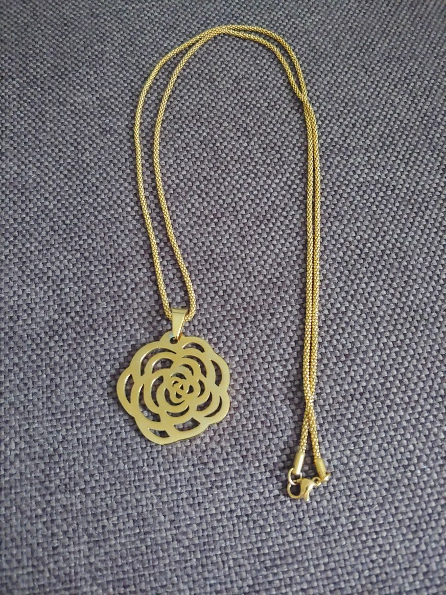 Długi złoty łańcuszek z wisiorkiem zawieszką różą ze stali szlachetnej