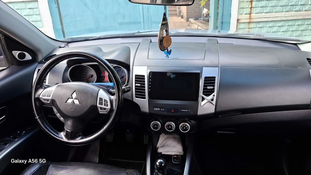 Автомобиль митсубиси аутлендор