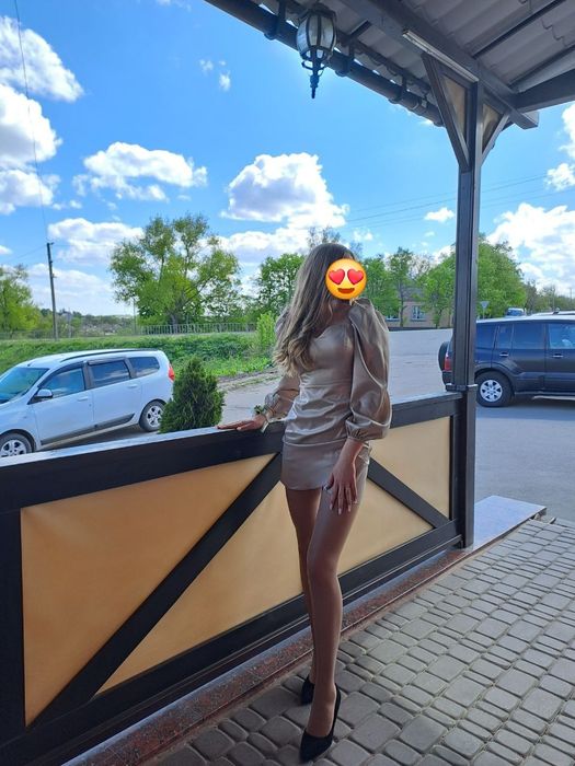 Сукня, гарно підкреслює талію