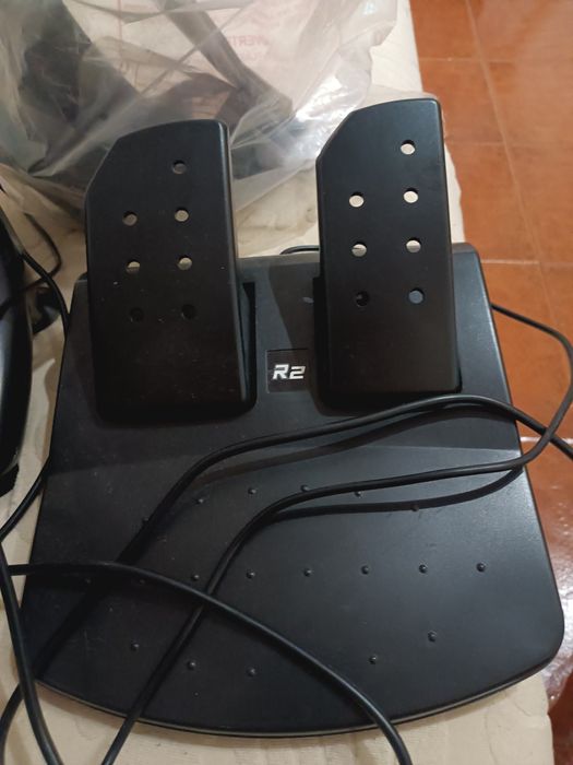 Volante e pedais gaming