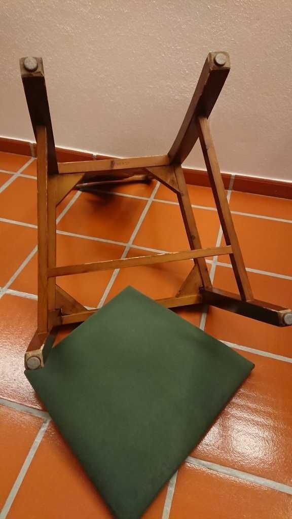 Cadeiras de madeira estofadas (restaurante / café)