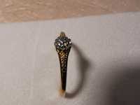 Złoty śliczny pierścionek wysadzany diamentami ponad 20 sztuk
