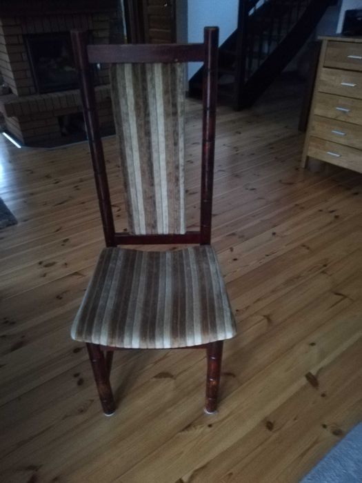 Krzesła drewniane z nową tapicerką.