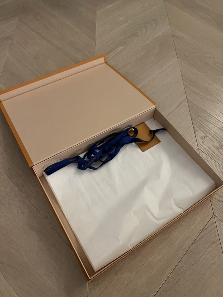 Pudełko prezentowe Louis Vuitton zamykane na magnes 40x29x5,5cm