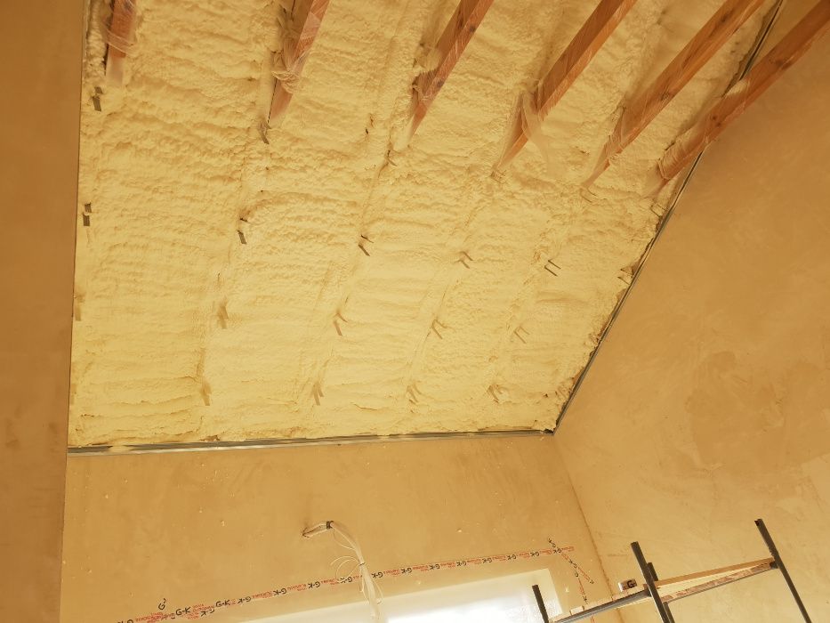 ocieplania pianą PUR izolacje natryskowe stropu dachu docieplenia