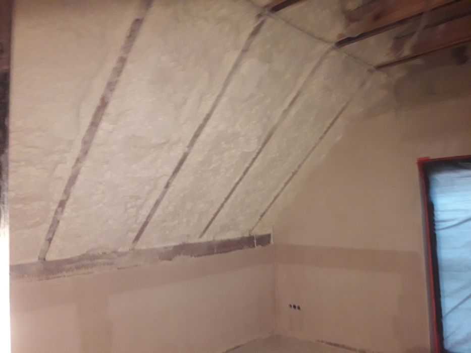 Izolacja domów ocieplanie poddasza natrysk pianką izolacja dachu pianą