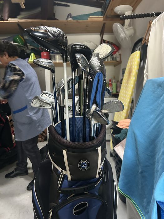 Sacos e vários tacos de Golfe