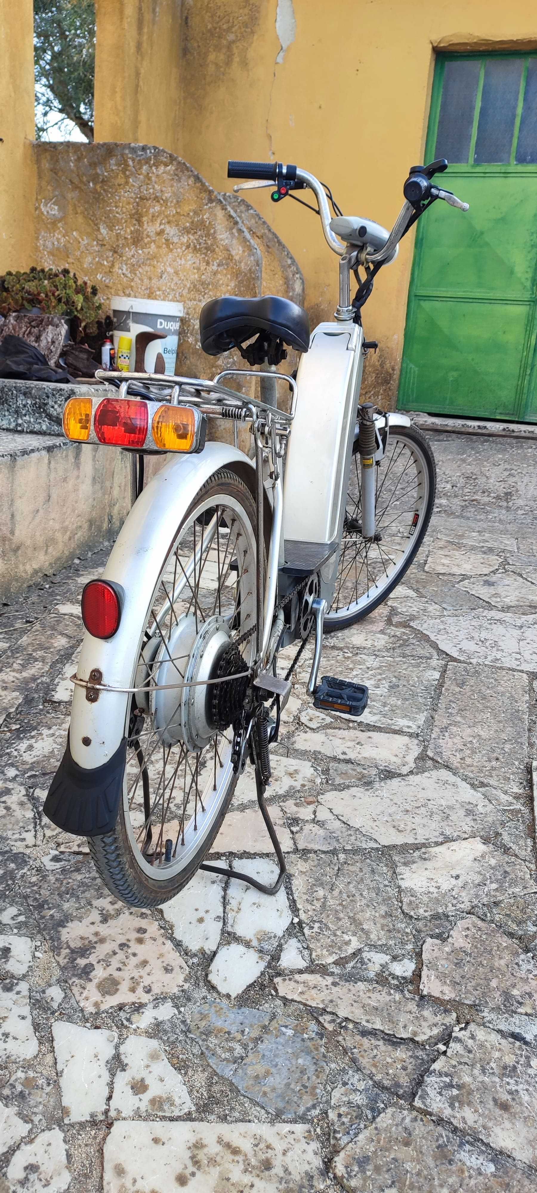 Bicicleta elétrica com 6 mudanças