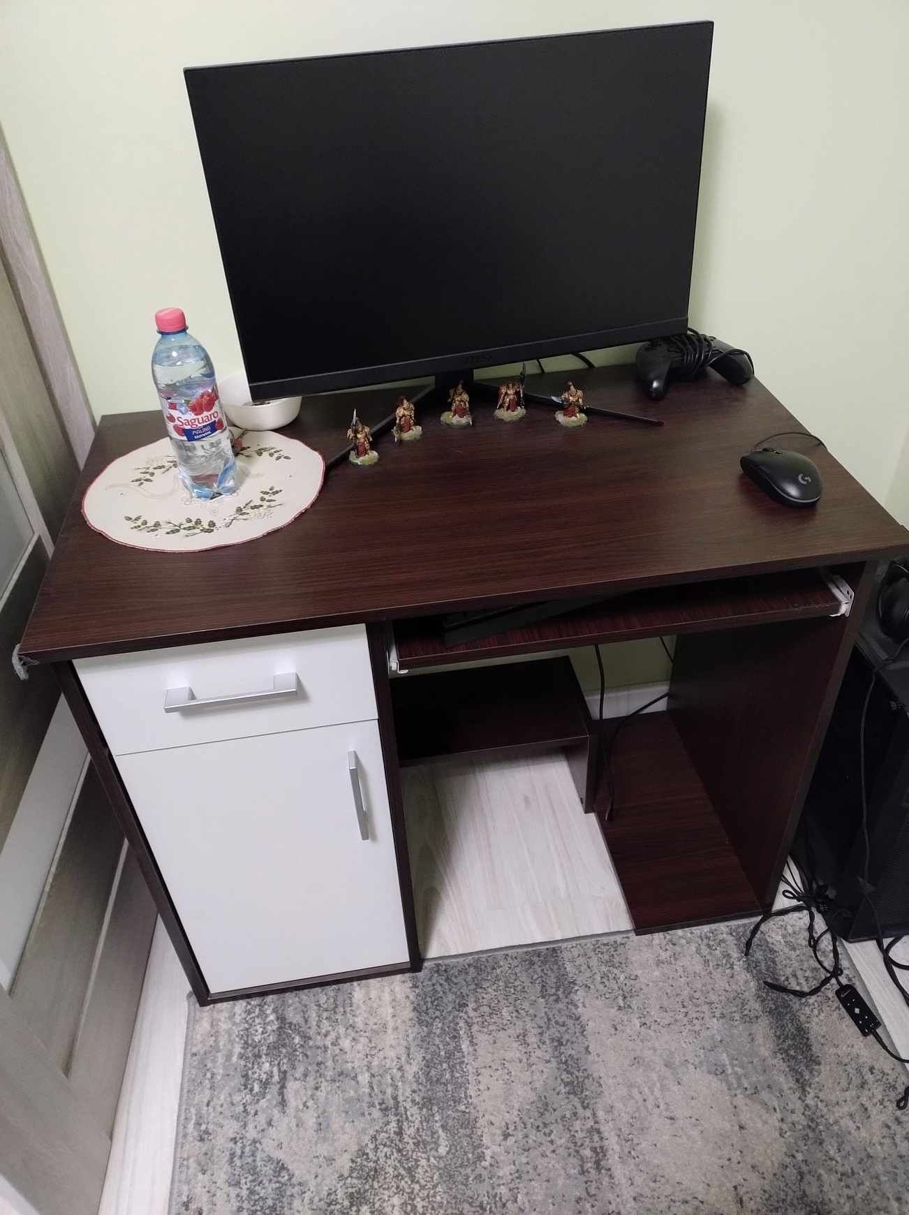 Małe biurko z szafką