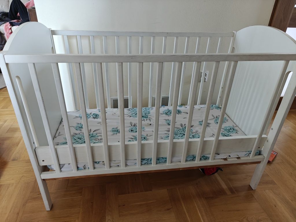Łóżeczko białe, drewniane + przewijak Ikea ++ dodatki
