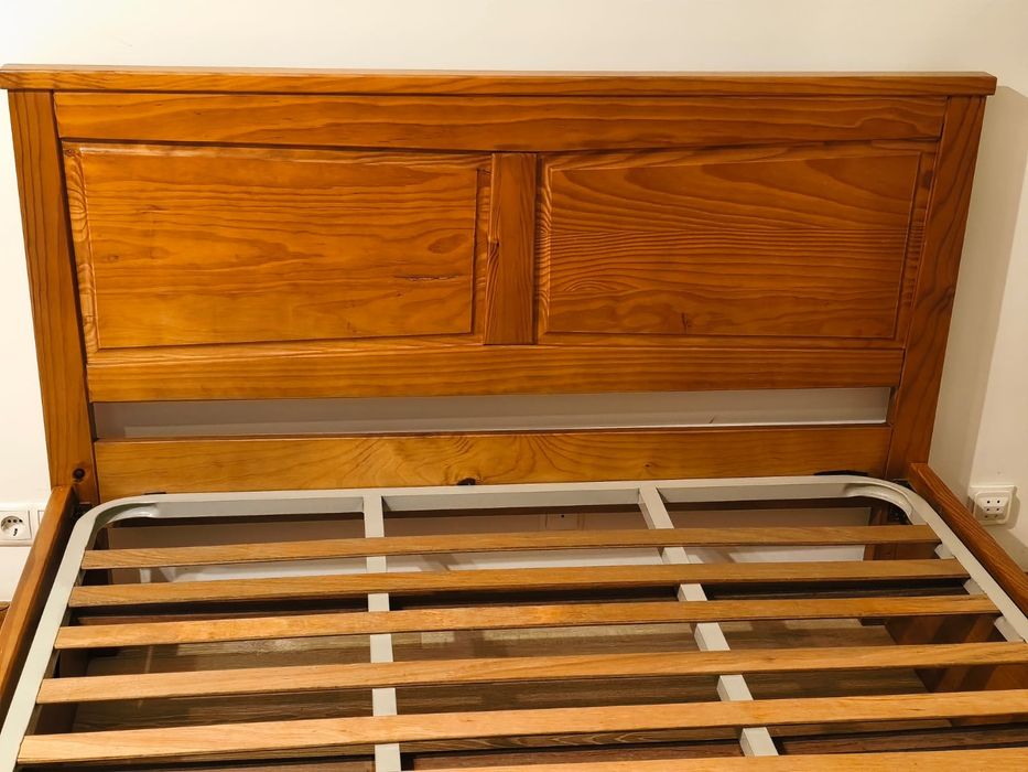 Cama  de casal em madeira com estrado e col