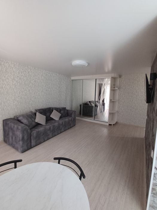 Здам подобово 1 кімнатну квартиру-студію.