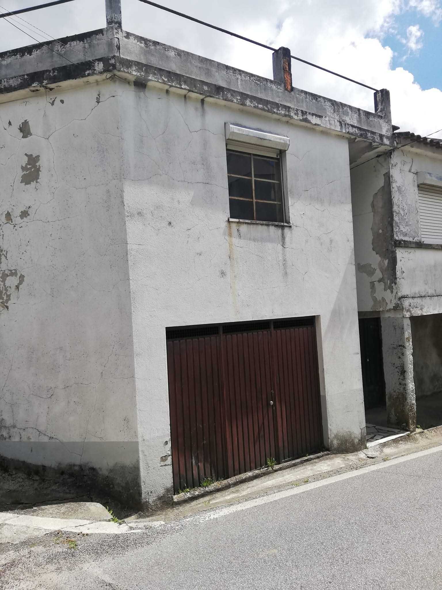 Vende-se moradia para remodelar