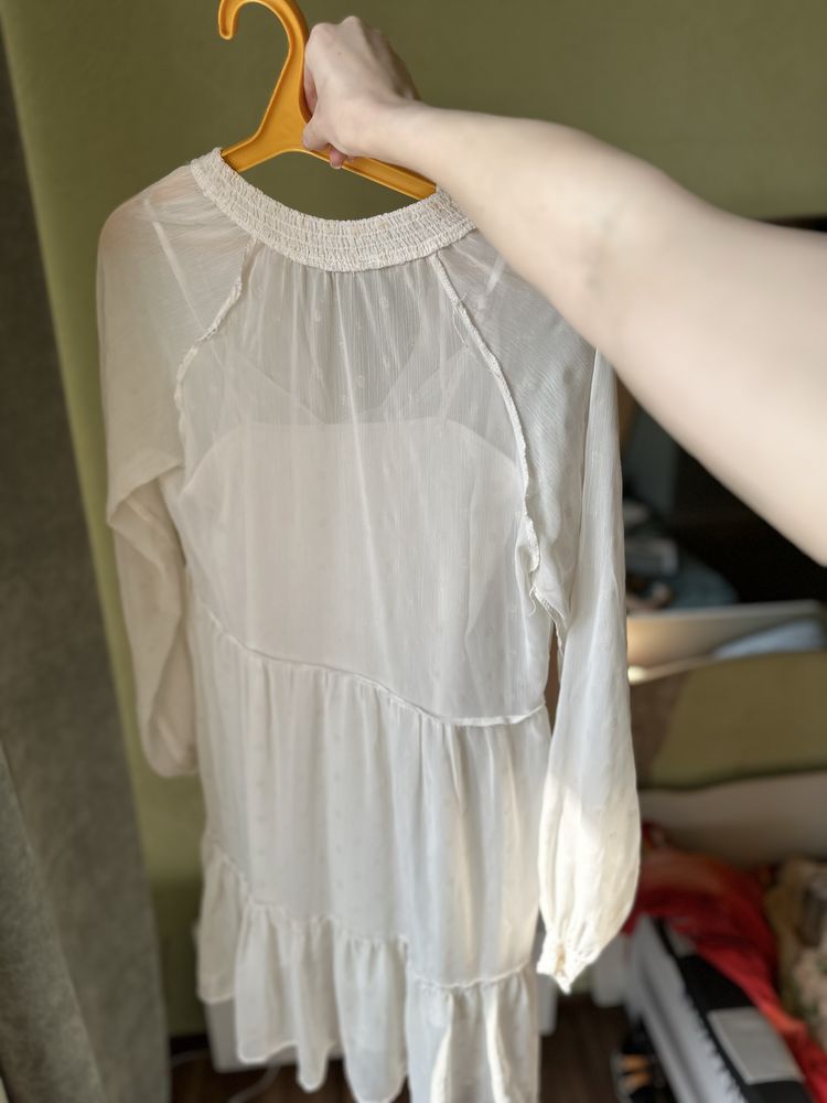 Платье молочного цвета саободного кроя в горошек