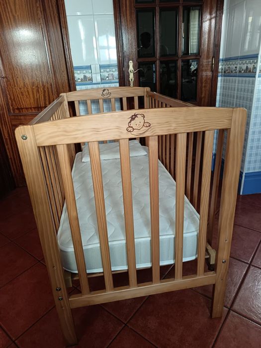 Berço de bebê em madeira