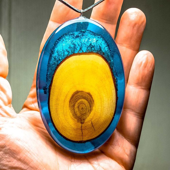 Wisiorek z drewna i żywicy