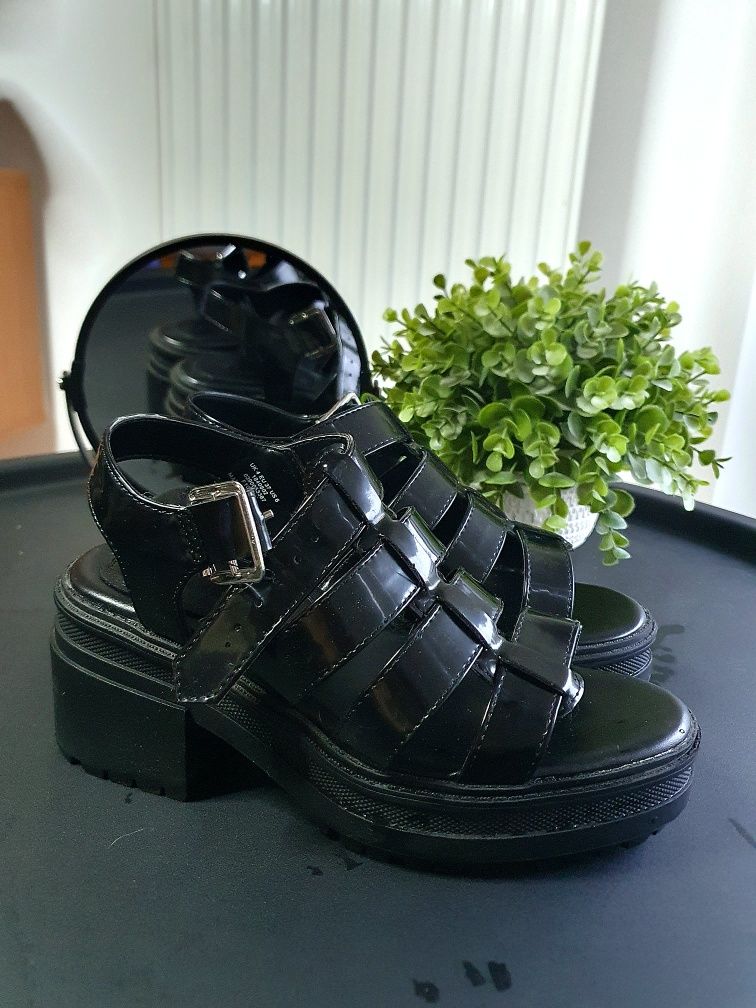 Sandały czarne na platformie lakierowane