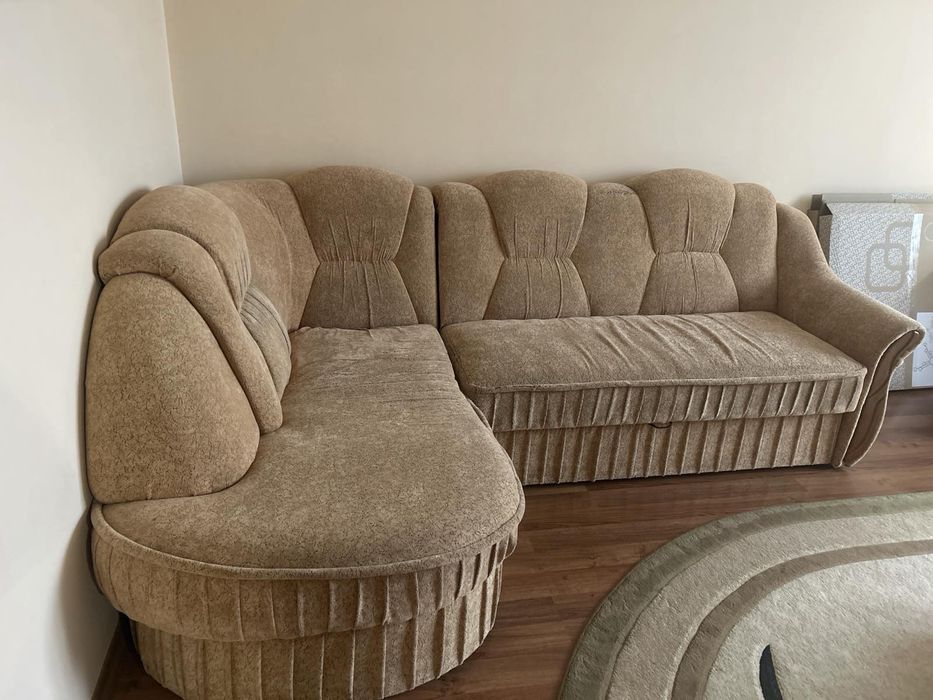 Гарний кутовий диванчик