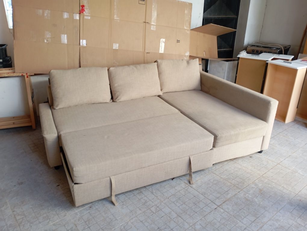 Sofá com chaise longue , baú e que se transforma em cama.