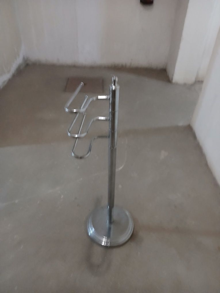Toalheiro de pé em metal