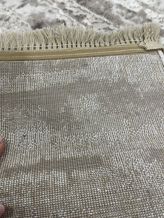 Продам ковер 2 на 3 метра . Состояние отличное.