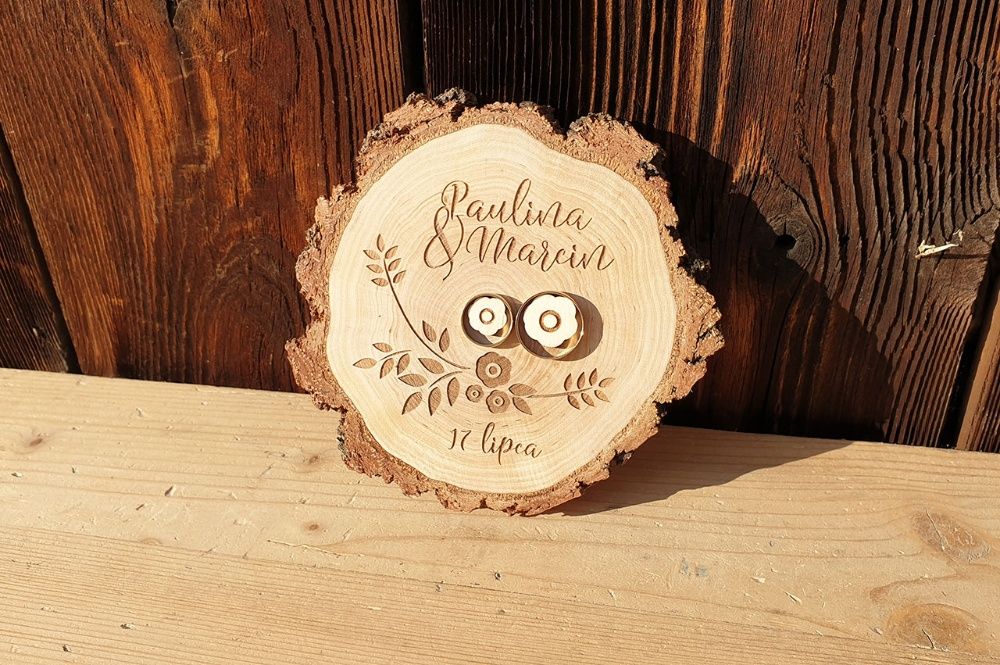 Podstawka na obrączki – drewniana, z grubą korą