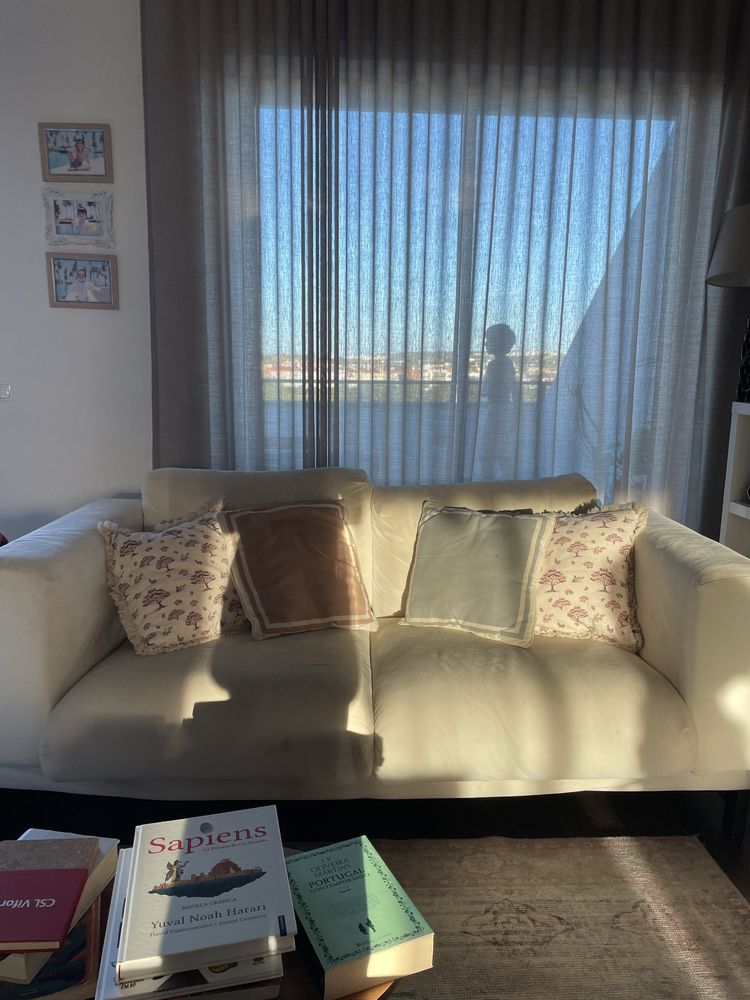 Sofa 2 lugares branco e ja usado, tem de vir buscar.
