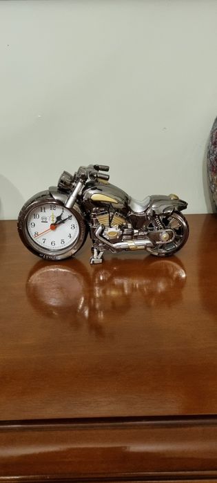 Zegar stojący  w kształcie  motocykla, na baterie  paluszki