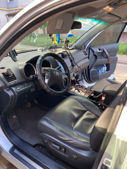 Продам Toyota Highlander 2011 року.
