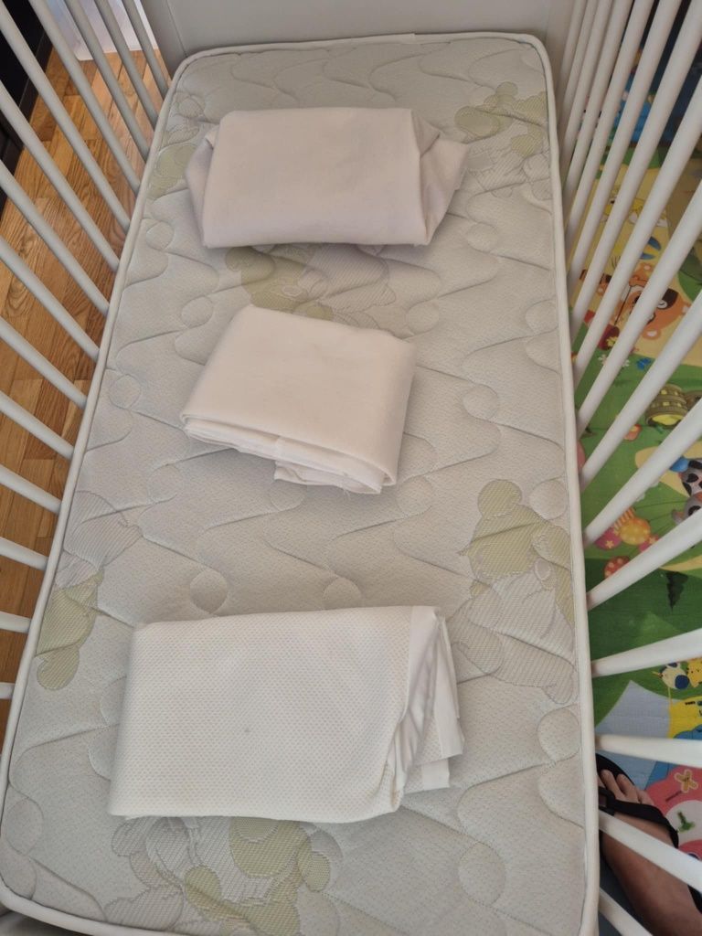 Cama de berço + colchão + 3 protetores de colchão