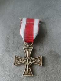 Odznaka wojskowa Krzyż Walecznych na Polu Chwały.
