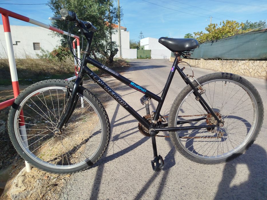 A bicicleta é preta. TOP RECORD