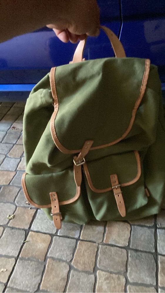 Varias mochilas  como novas para venda.