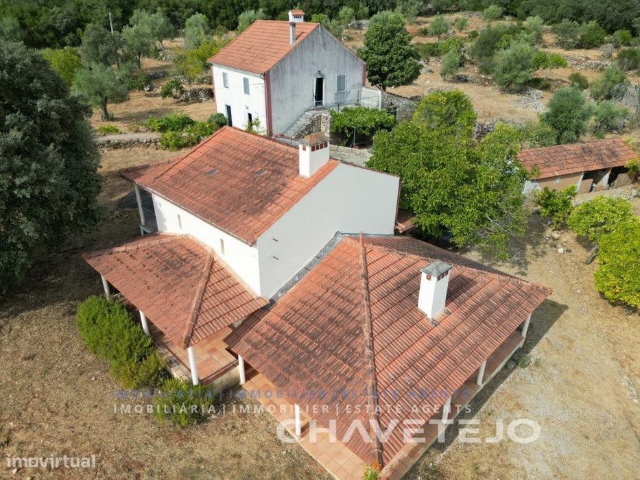 Um retiro rural com casa principal mais anexo para habitação para v...