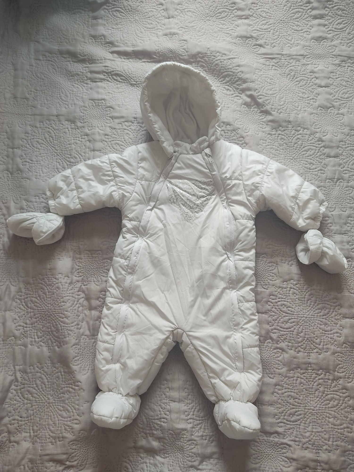Biały zimowy kombinezon niemowlęcy z nogawkami i rękawiczkami rozm 74