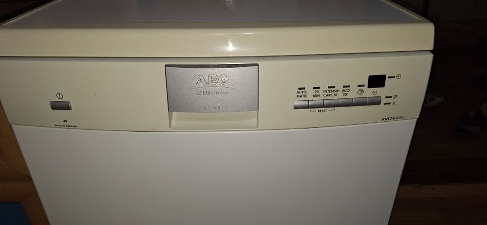 Посудомийна машина на 60 приборів
Стан чудовий 
Працює належним чином