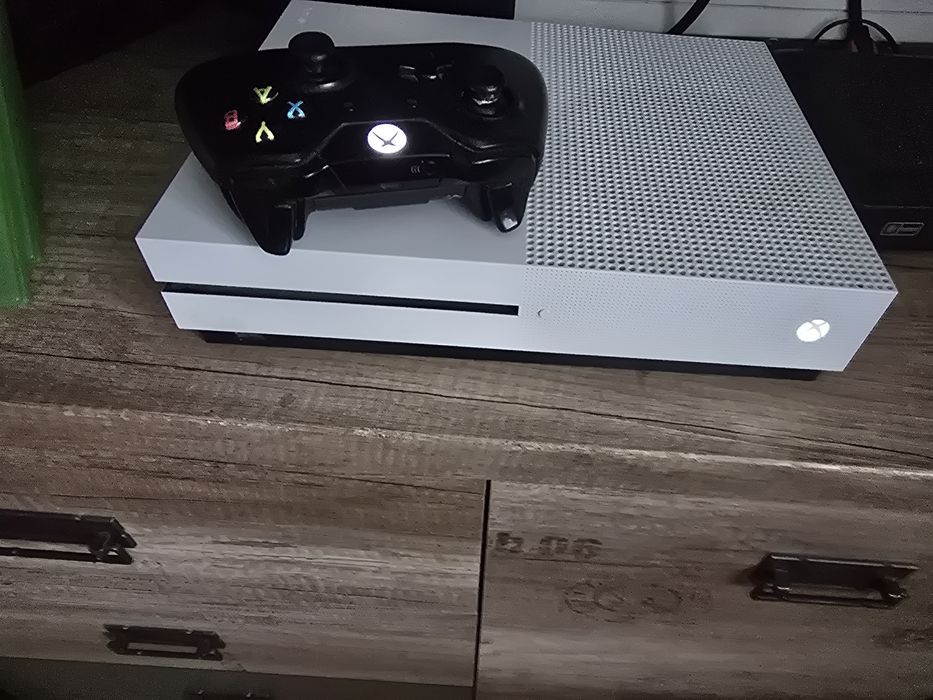 Xbox one s 1 TB plus kontroler