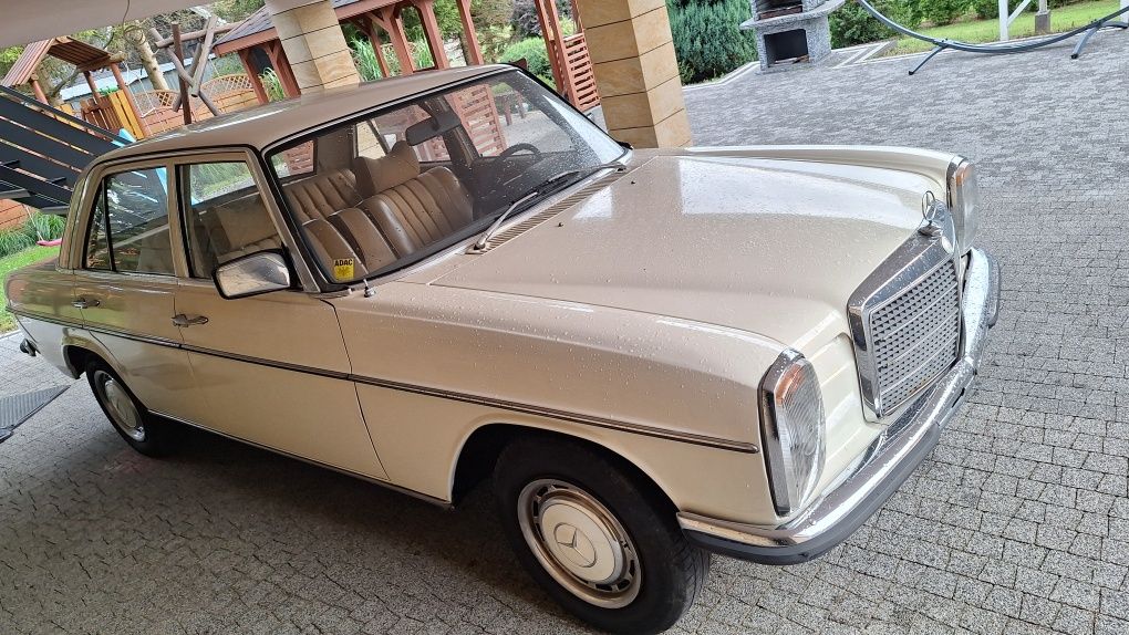 Ładny 50-letni mercedes w115